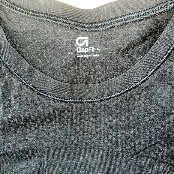 GAPFIT WOMENS ATHLETIC VENTED STRETCH SHIRT | BLACK | MEDIUM - Picture 3 of 3